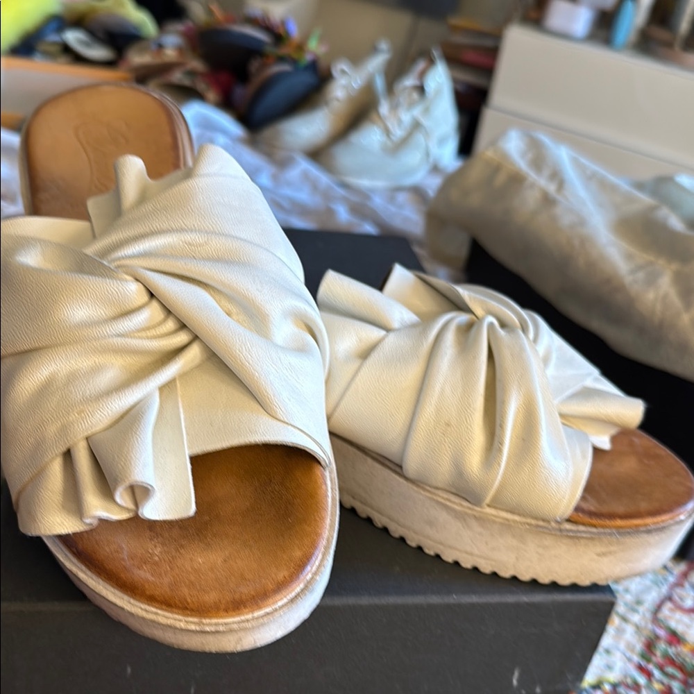 Elegant Italian Cream Leathet Women's Slide Sandals